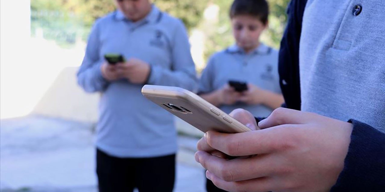 Okullarda telefon kullanımı tamamen yasak değil, öğrenciler büyük bir riskin içinde