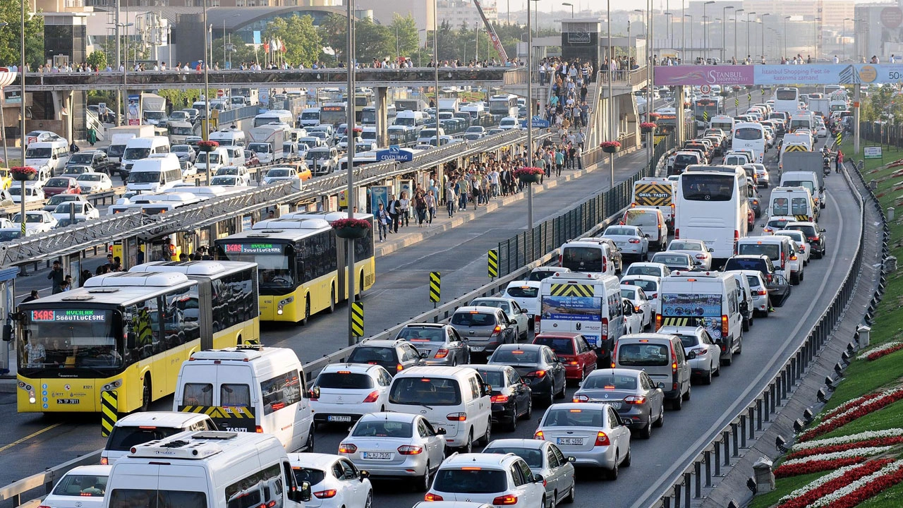 Toplu taşıma ücretlerine yüzde 37 zam! Zam sonrası öğrenci biniş ücretleri yükseldi.